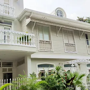 Charming La Casita Mercedes, 5br And 5tb For Family And Friends Staycation Bed & Breakfast